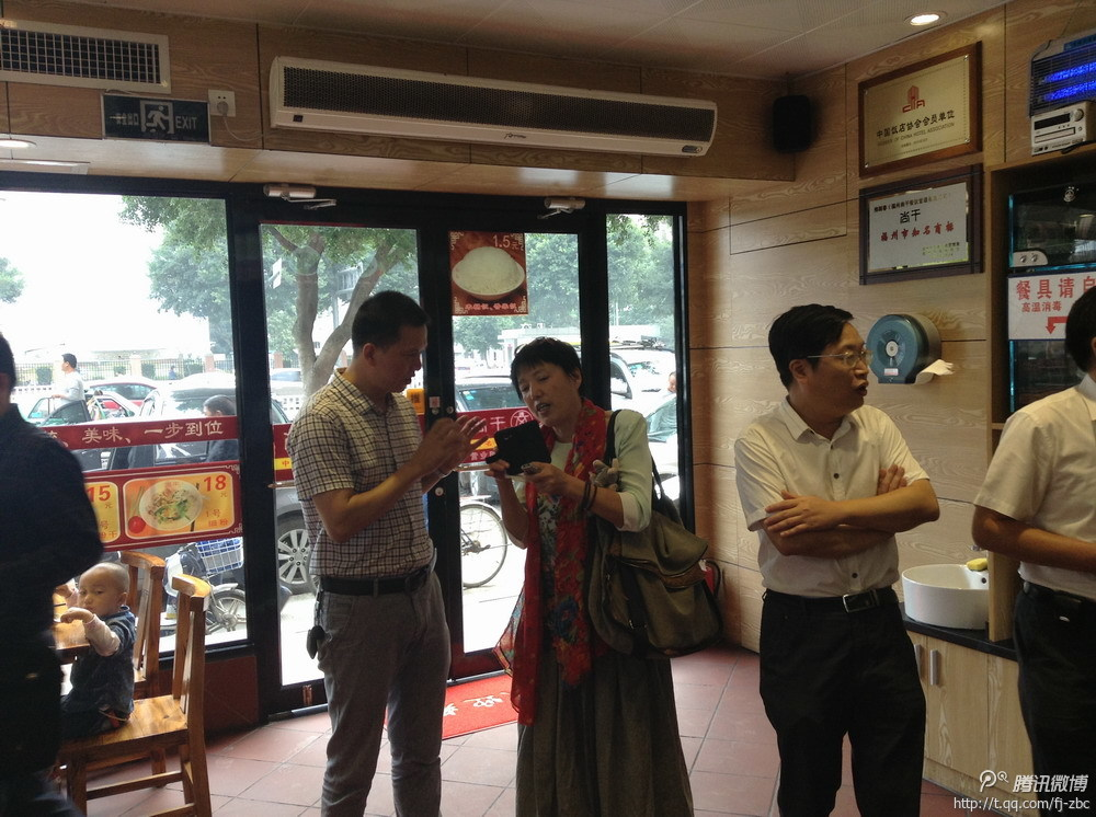 中共福州市委組織部副部長(zhǎng)郭榮貴、臺(tái)江區(qū)委組織部部長(zhǎng)陳高英陪同下蒞臨福州尚干餐飲管理公司寶龍店調(diào)研